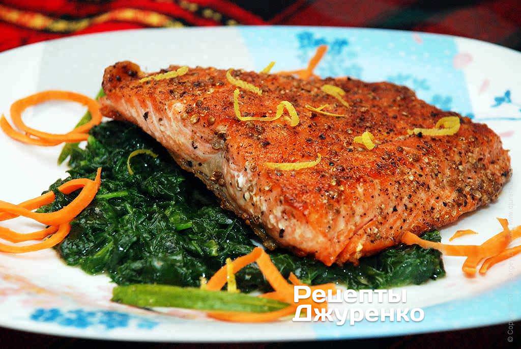 Рыба на гриле с зеленым соусом из шпината и сливочного масла