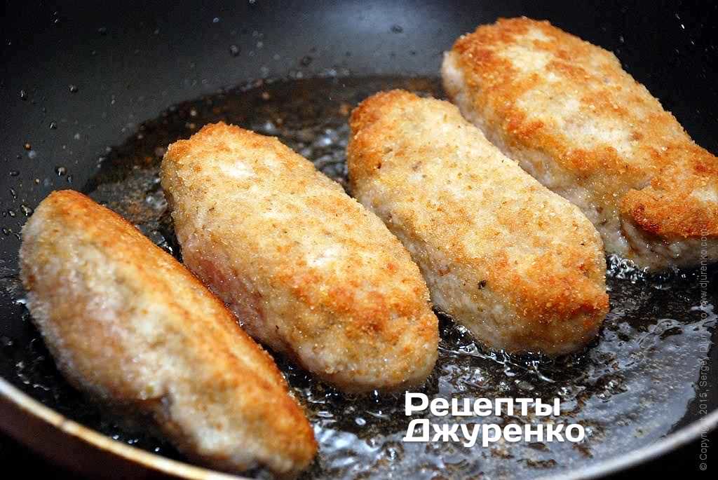 Рецепт котлет по киевски из куриного фарша. Котлеты. Котлеты на сковородке. Биточки куриные на сковороде. Котлета жареная Рыбная.