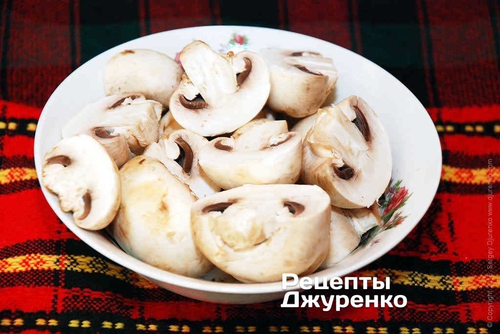 Свежие шампиньоны, если они крупные, разрезать пополам.