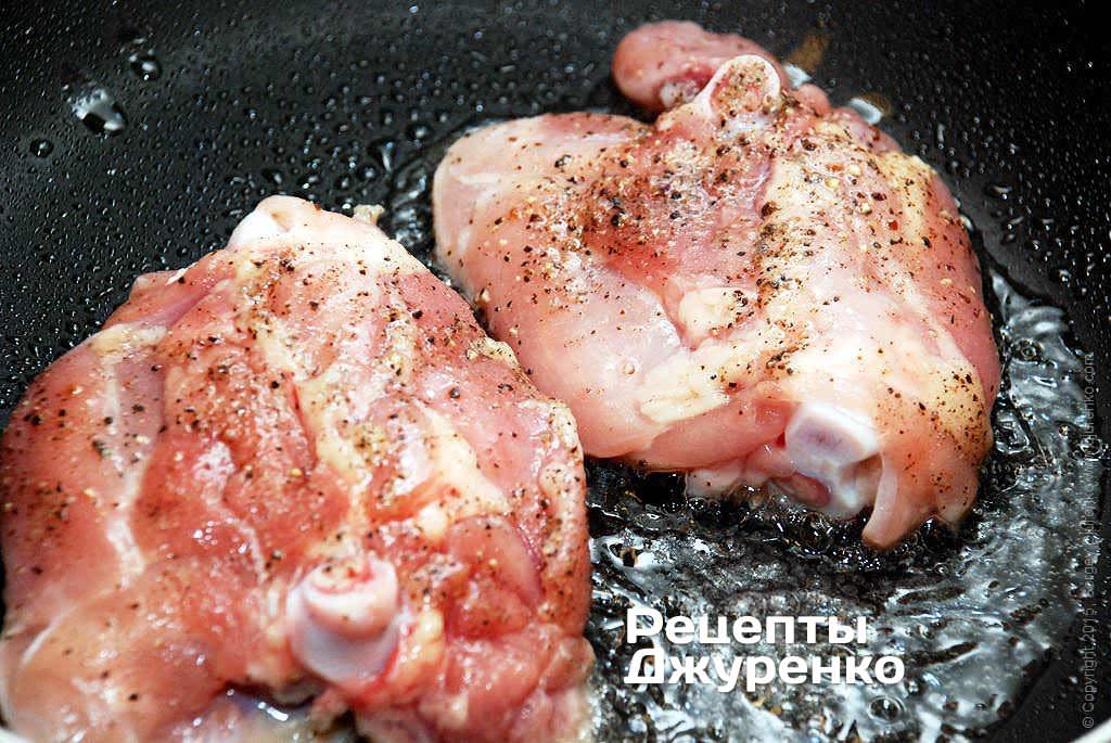 На сковородке разогреть растительное масло и обжарить на нем куски курицы.