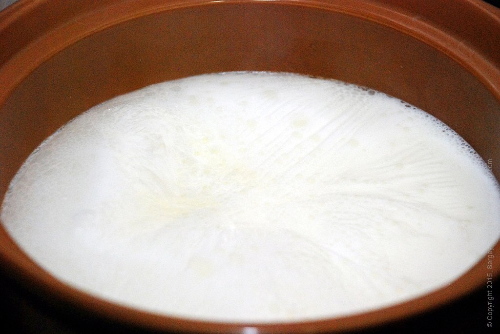 Молоко довести до кипения, добавить сахар и ваниль.