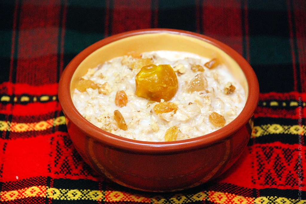 Каша из овсяных хлопьев на молоке с сахаром