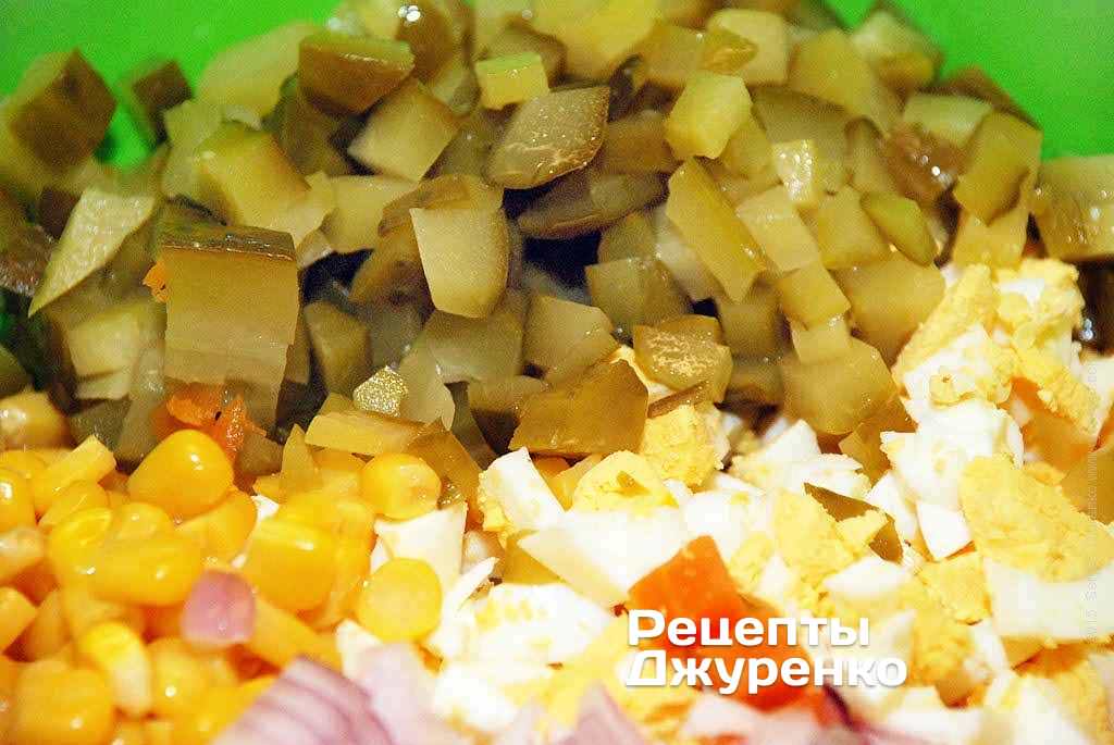 Квашені і свіжі огірки нарізати кубиками.