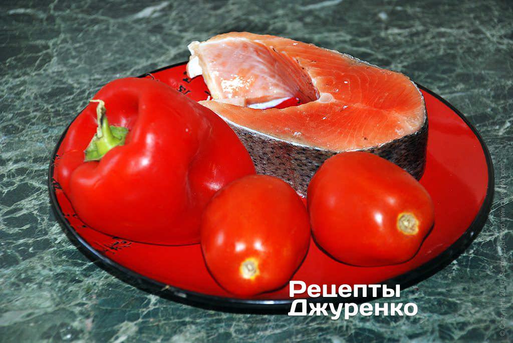 Стейк лосося, томати і червоний перець.