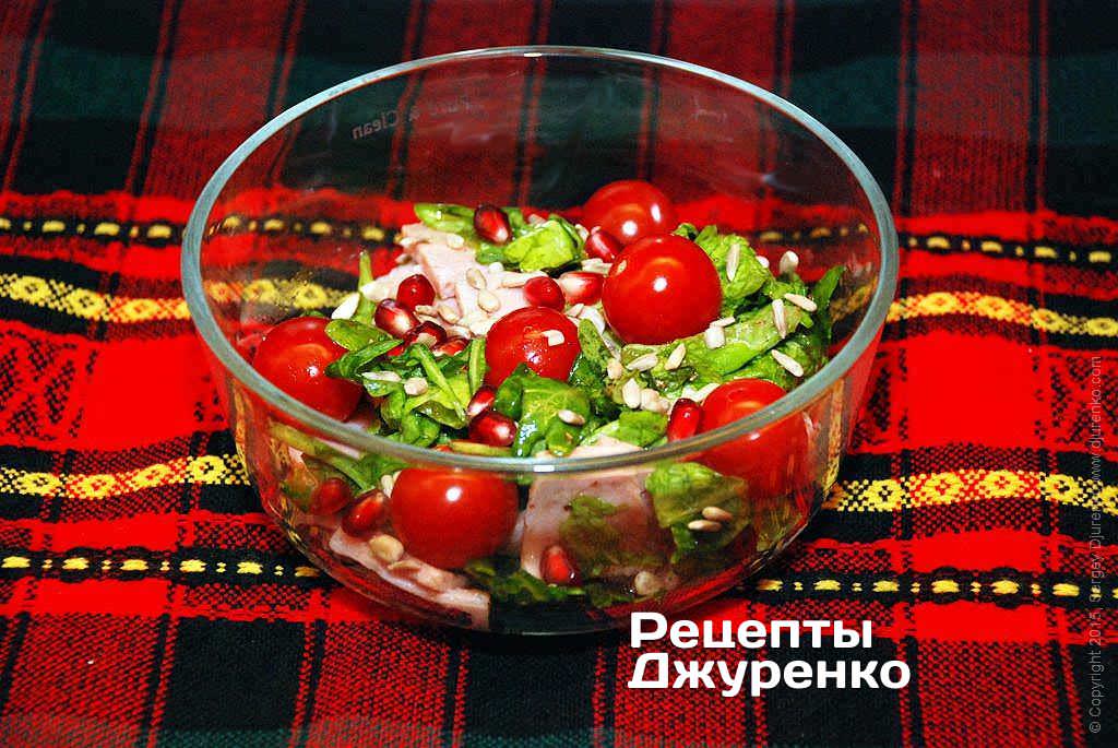 Зверху на салат з шинкою розкласти цілі помідори «чері».