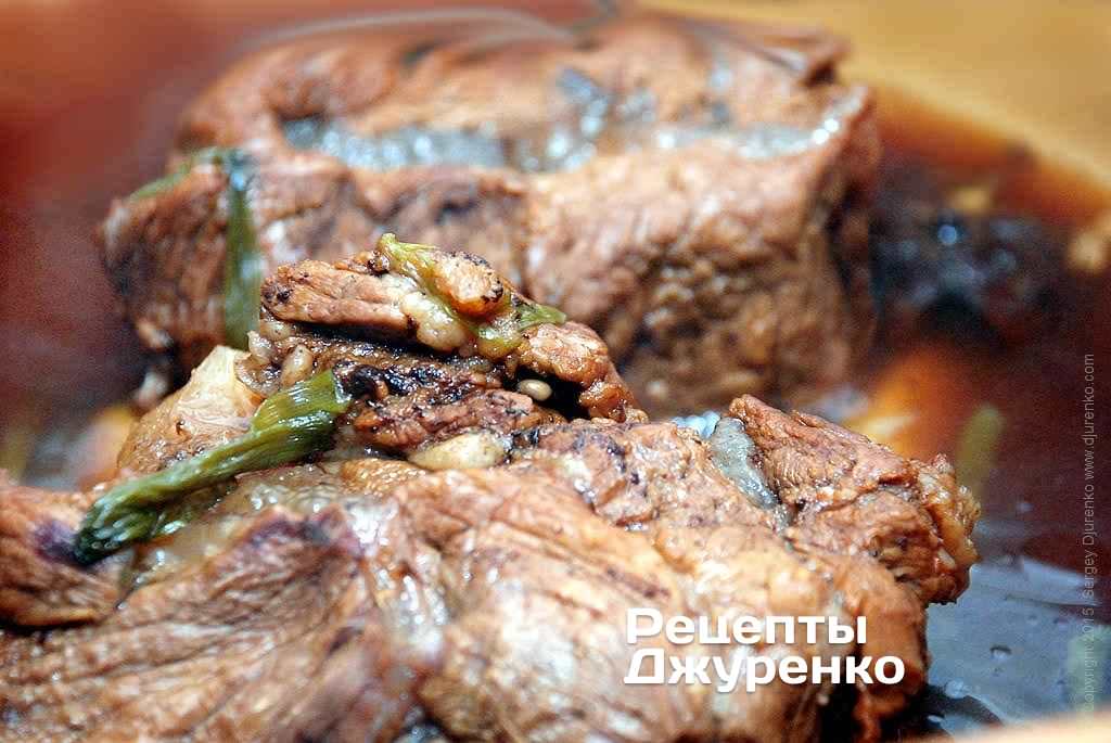 Мясо в вине во время готовки надо переворачивать.