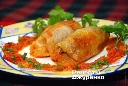 Голубці з яловичиною та рисом у капустяному листі