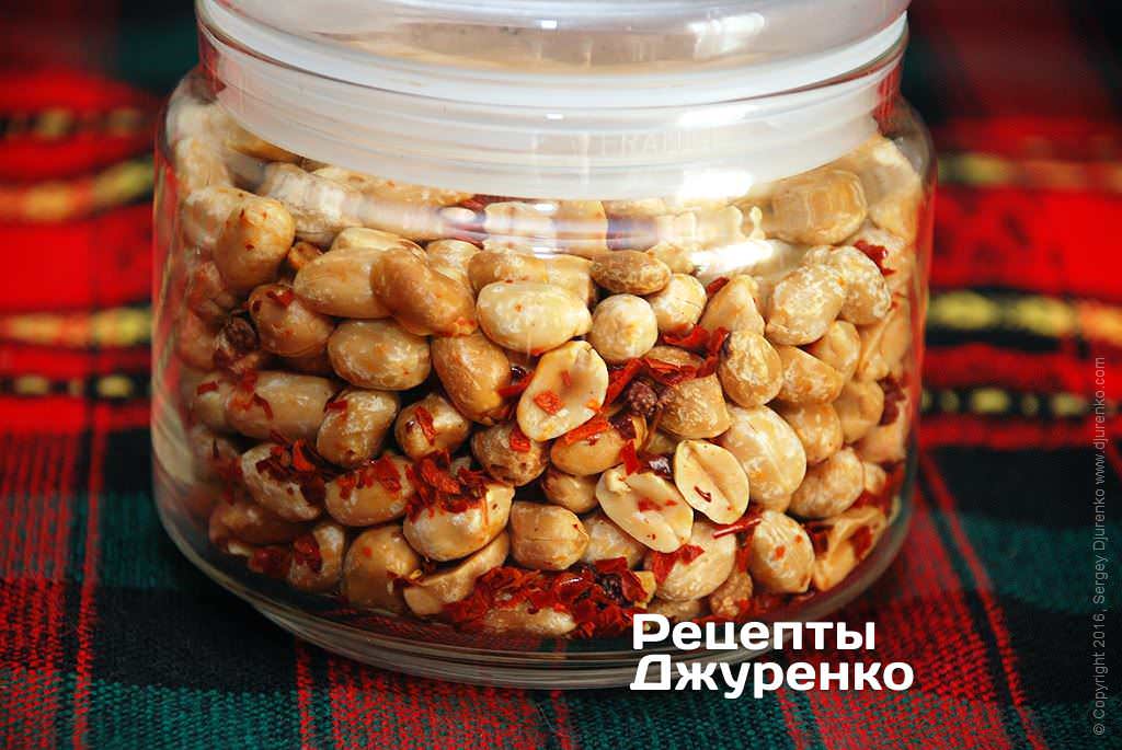 Зберігати смажений арахіс з перцем краще в герметичній банці.