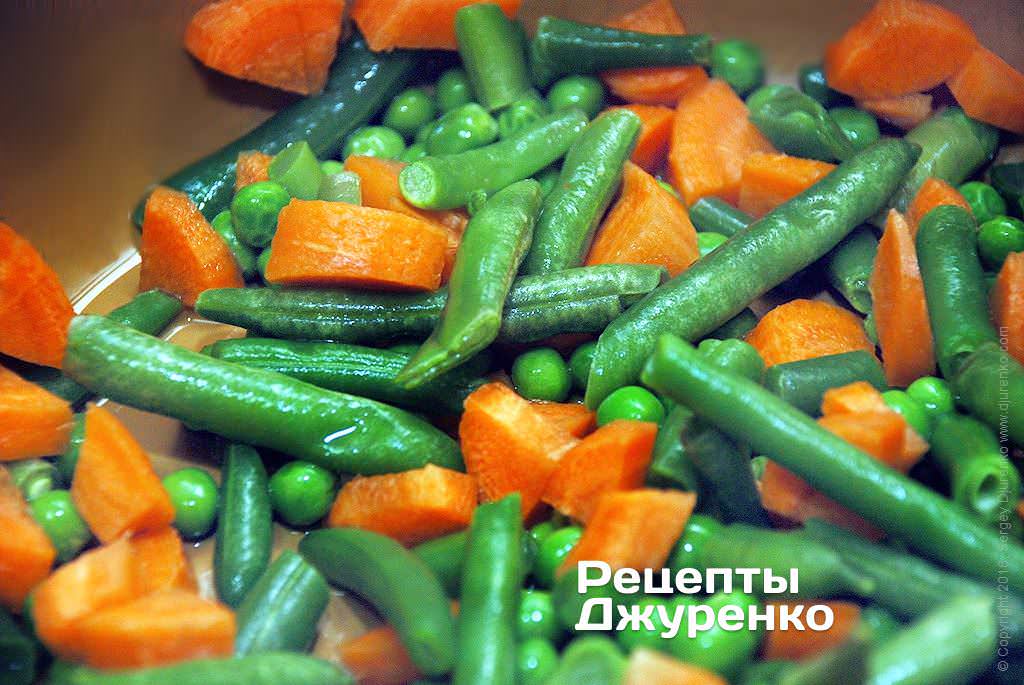 Отварить зеленые овощи и морковку.