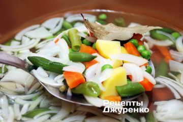 Добавить в суп из овощей нарезанный лук и картофель.