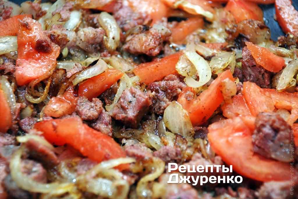 Нарезать помидоры дольками и добавить к мясу.