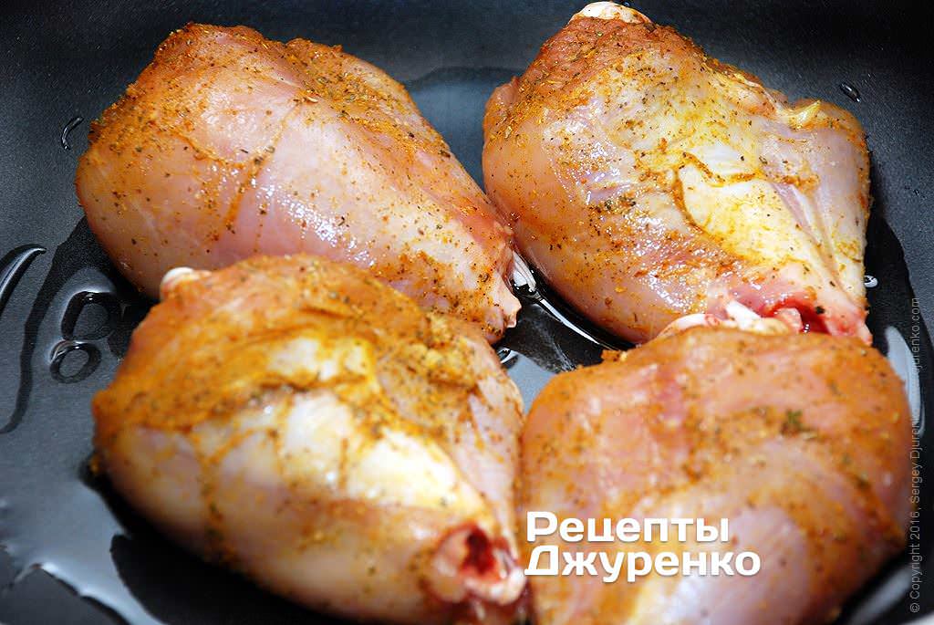 Выложить куски курицы в разогретое масло.