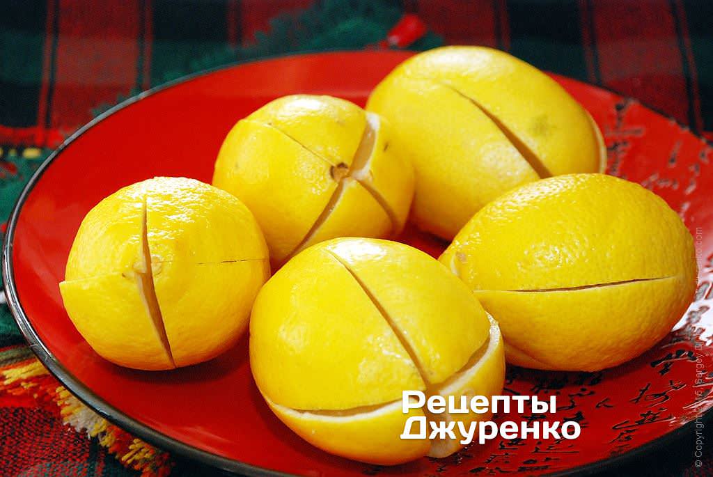 Надрезать каждый лимон накрест по вертикали на две трети.
