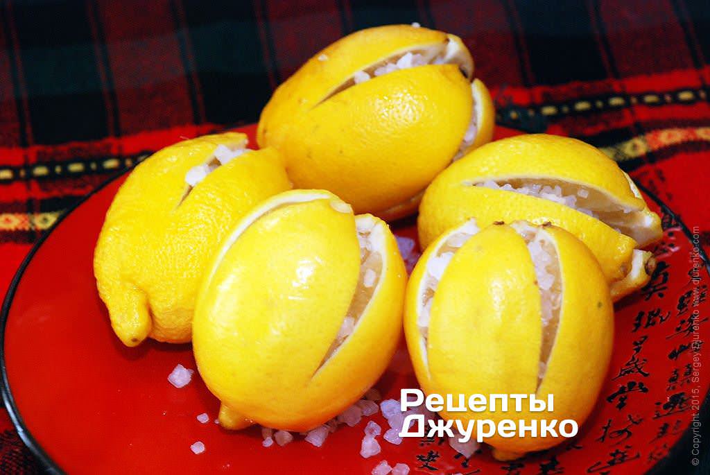 Наповнити розрізи лимона великими кристалами солі.