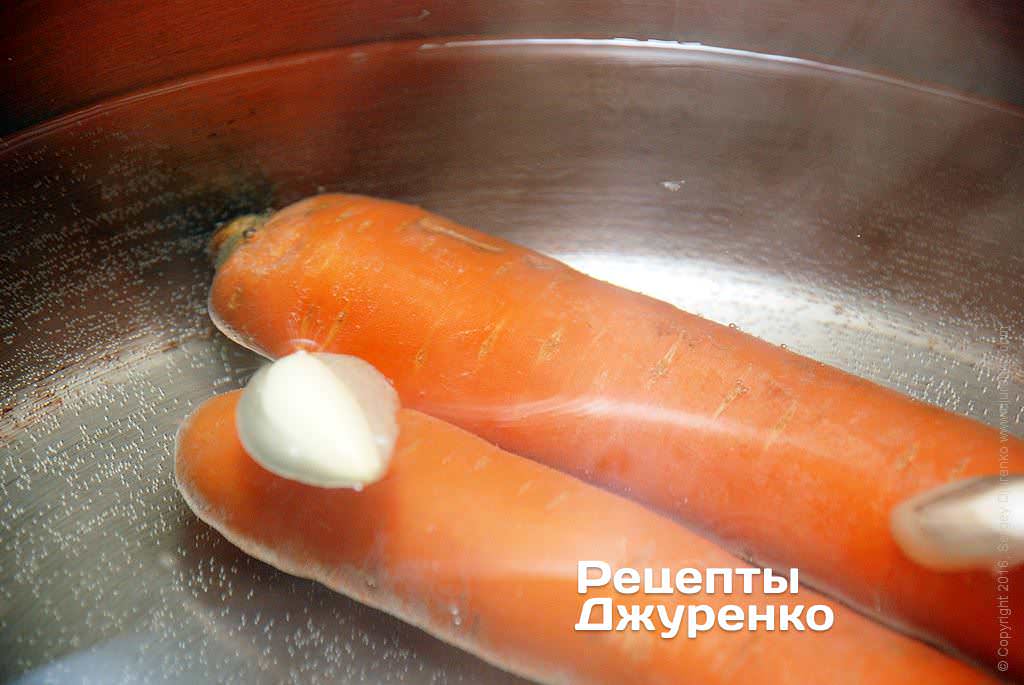 Сварить морковку в подсоленной воде.
