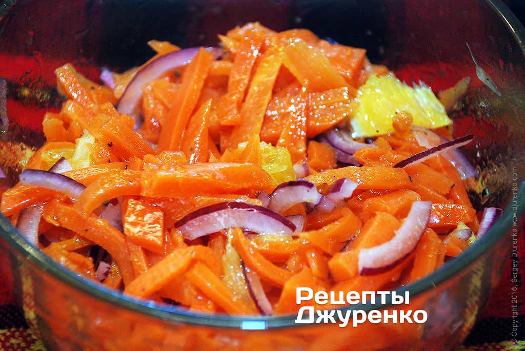 Полити морквяний салат заправкою.