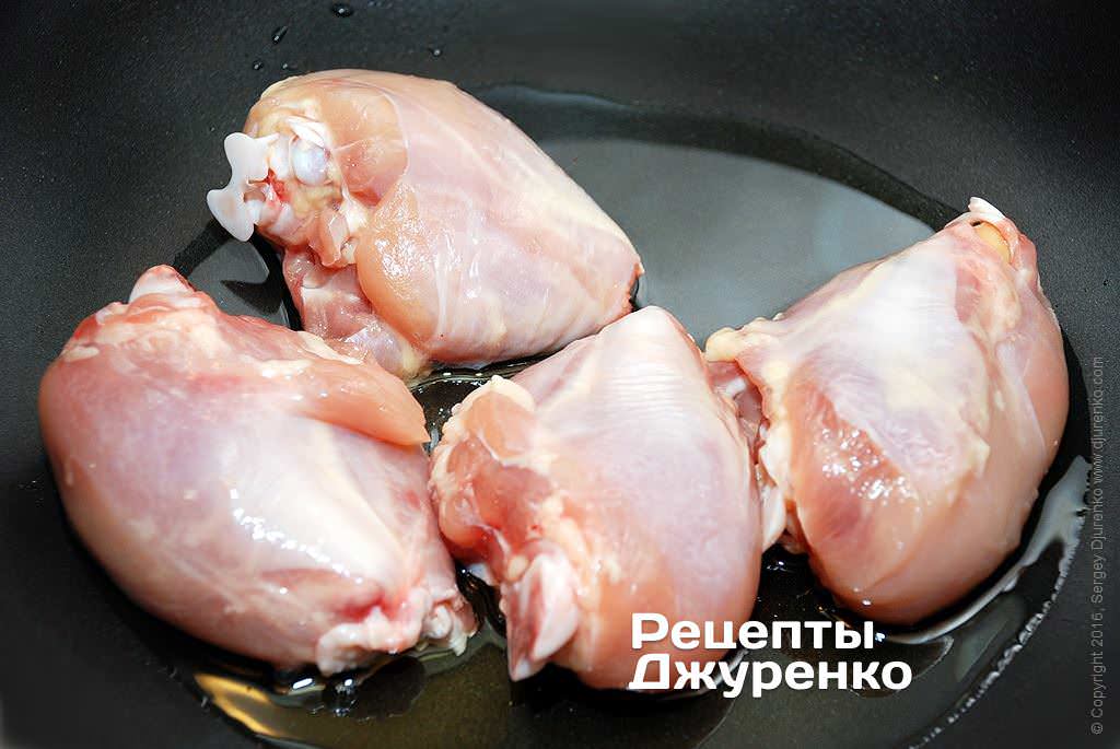 Куски курицы выложить на сковородку.