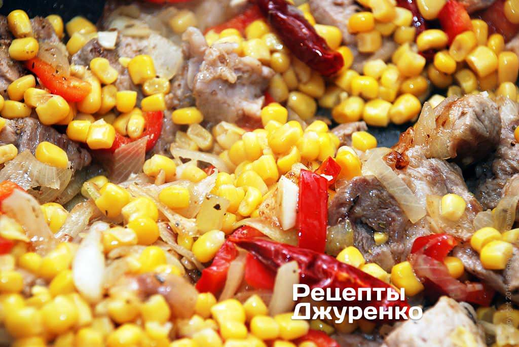 Добавить консервированную кукурузу.