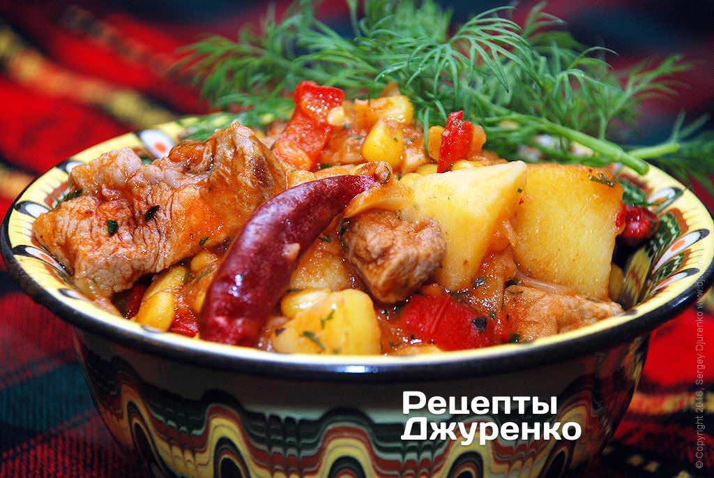 Выложить мясо с кукурузой в тарелки.