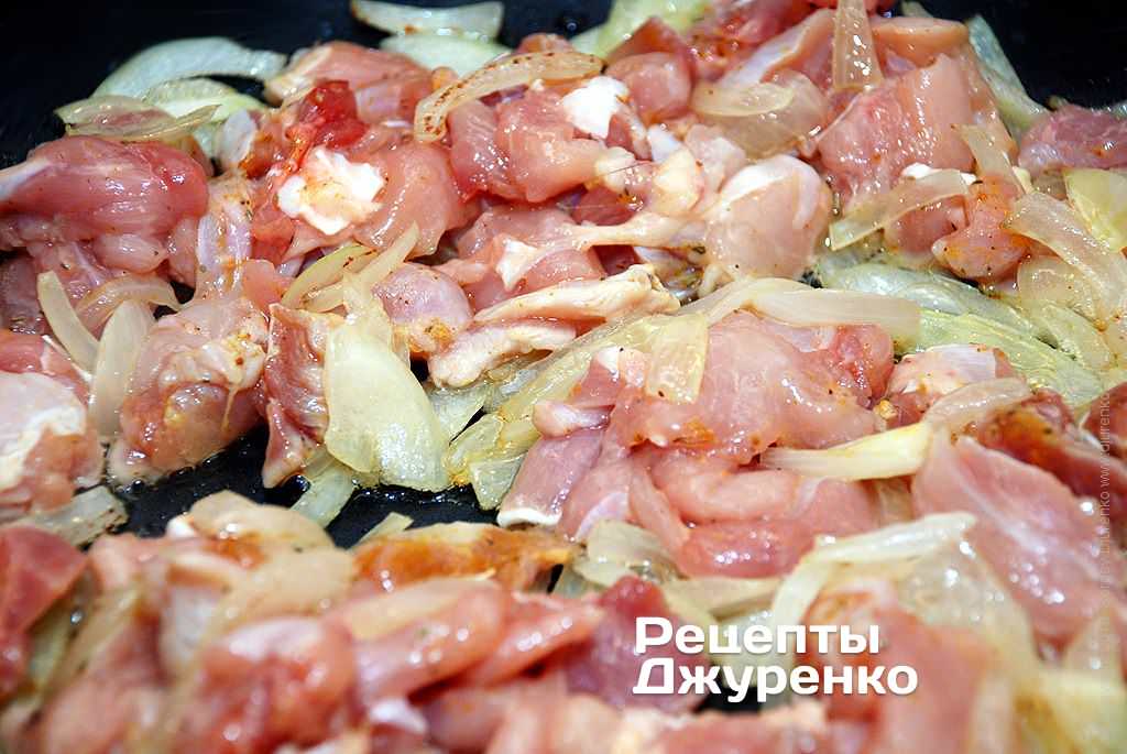 Добавить куриное мясо.