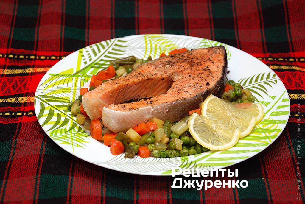 Викласти овочі та рибу на тарілку.