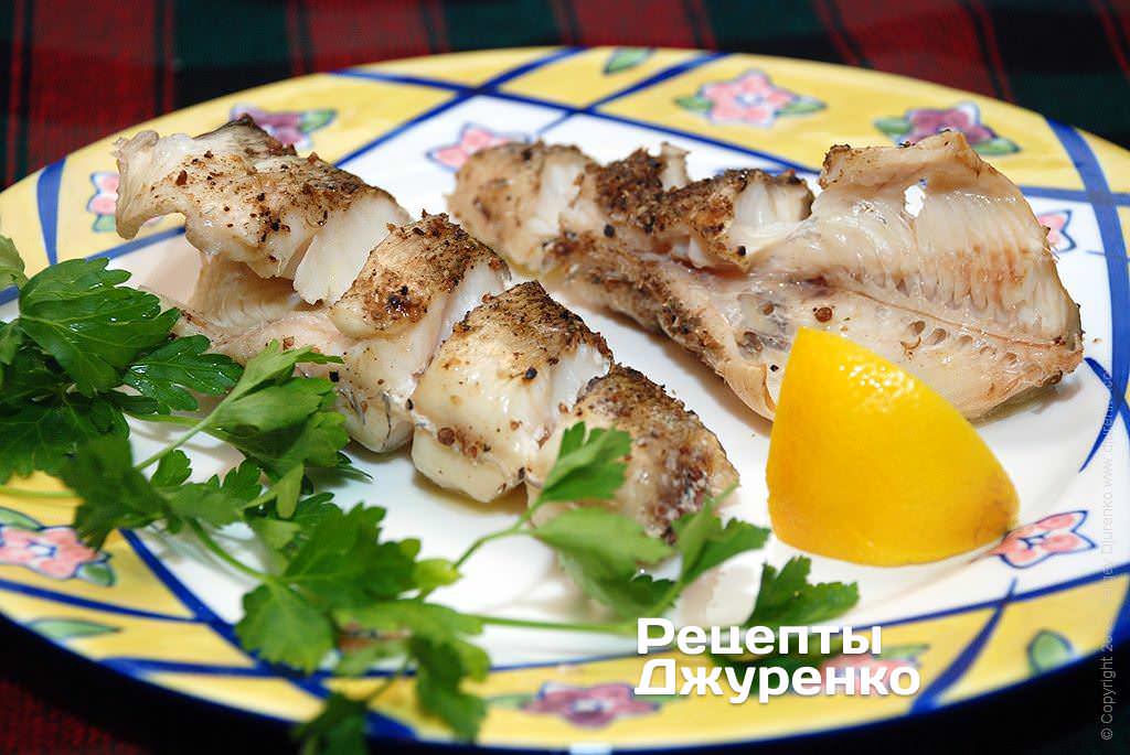 Готова страва Риба приготована на пару зі спеціями і лимоном