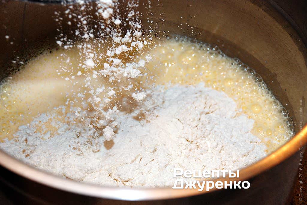 Молоки в масле рецепт. Добавить муку в тесто. Муку добавляем в смесь. Крупинки муки. Добавляем муку в молоко.