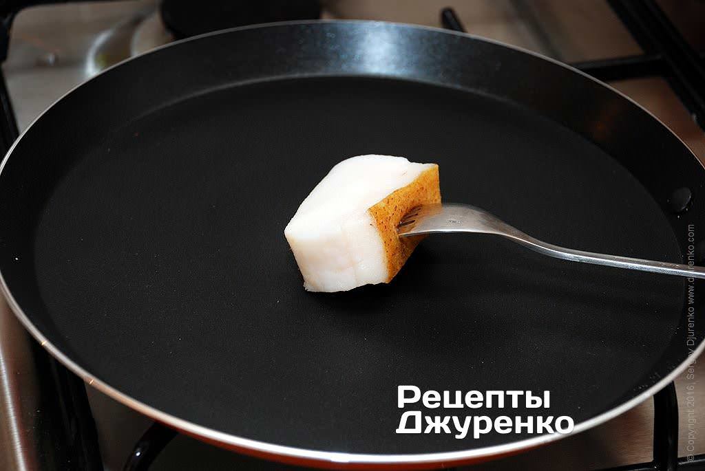 Смазать горячую сковородку кусочком сала.