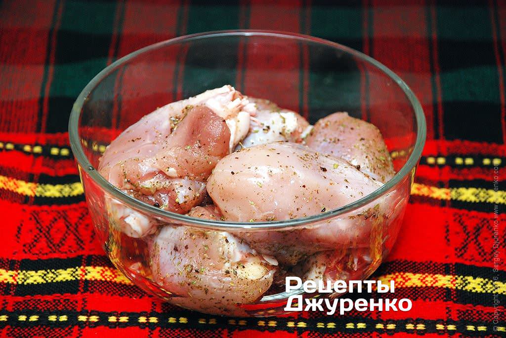 Куриное мясо посыпать специями.