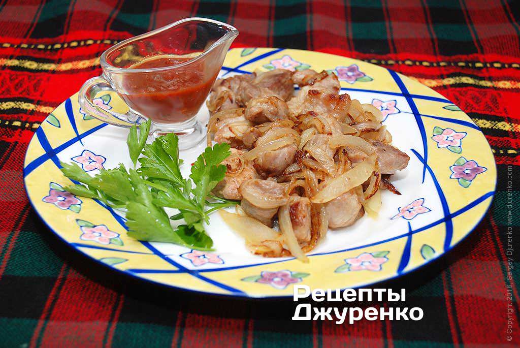 Как пожарить свинину кусочками на сковороде с луком вкусно