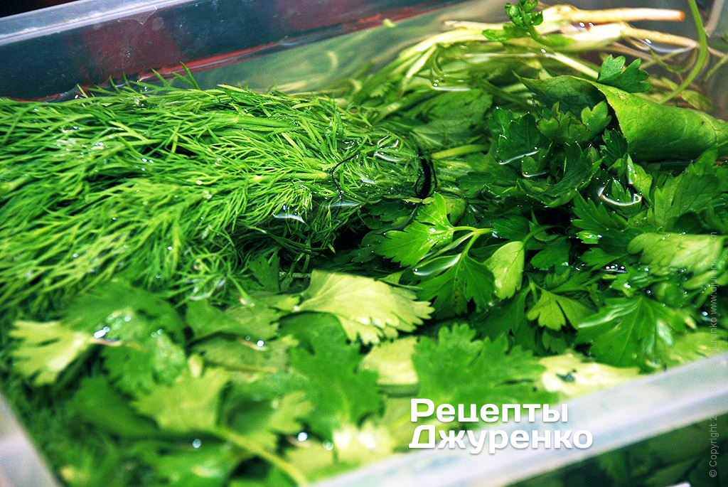 Залить зелень холодной водой.