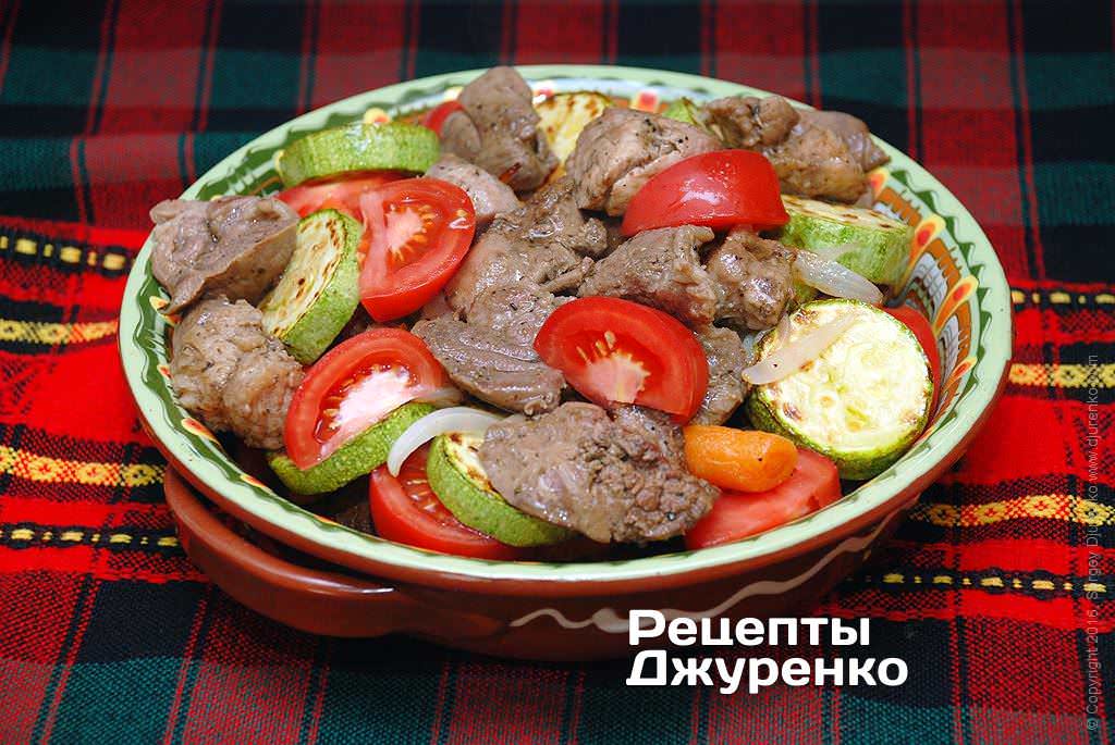 Викласти все мясо, що залишилося, овочі і помідор.