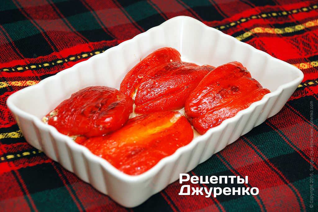 Сложить перцы в керамическую или стеклянную посуду.