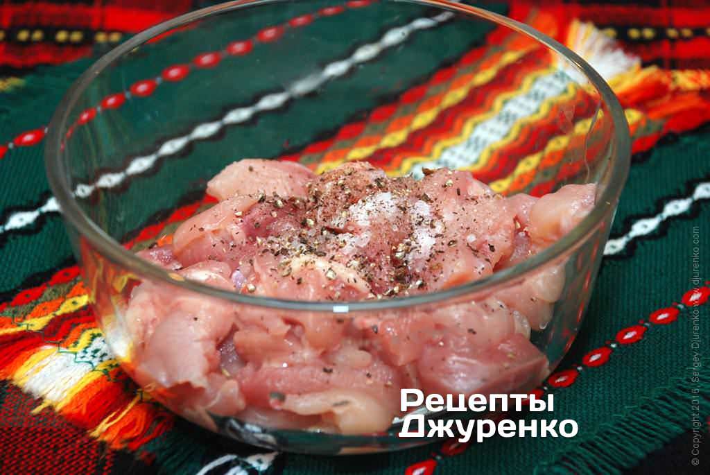 Нарезать куриное мясо и добавить специи.