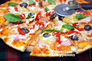 розрізати піцу