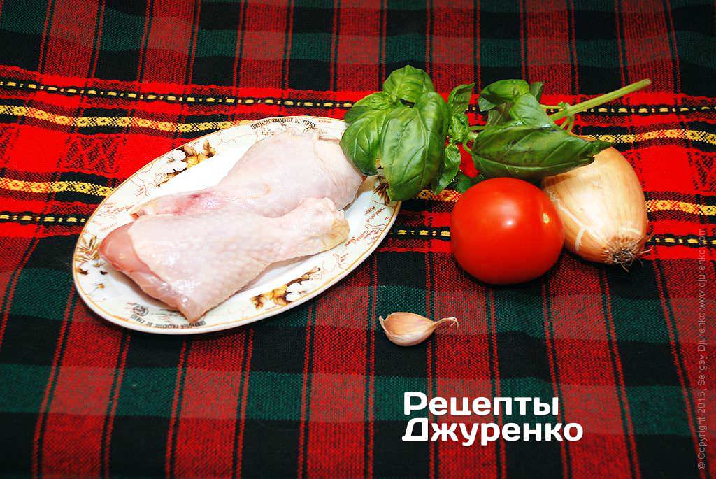 Курица и овощи для блюда.