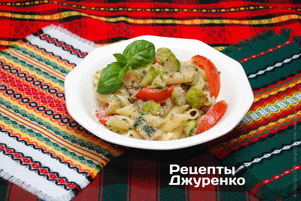 паста с овощами и курицей