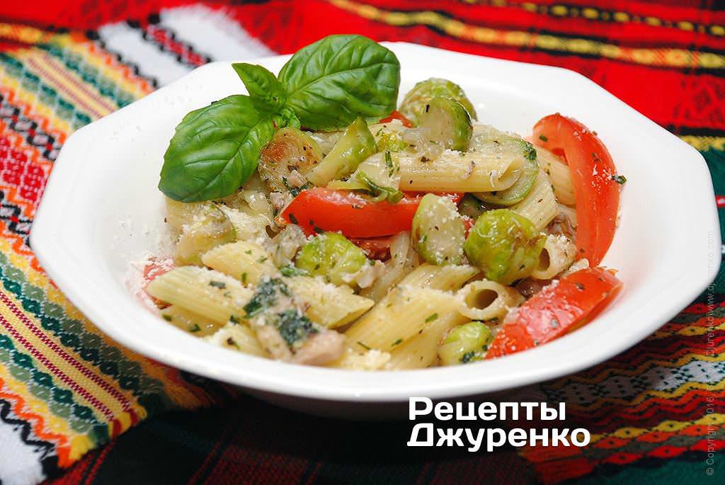 Паста с овощами и курицей