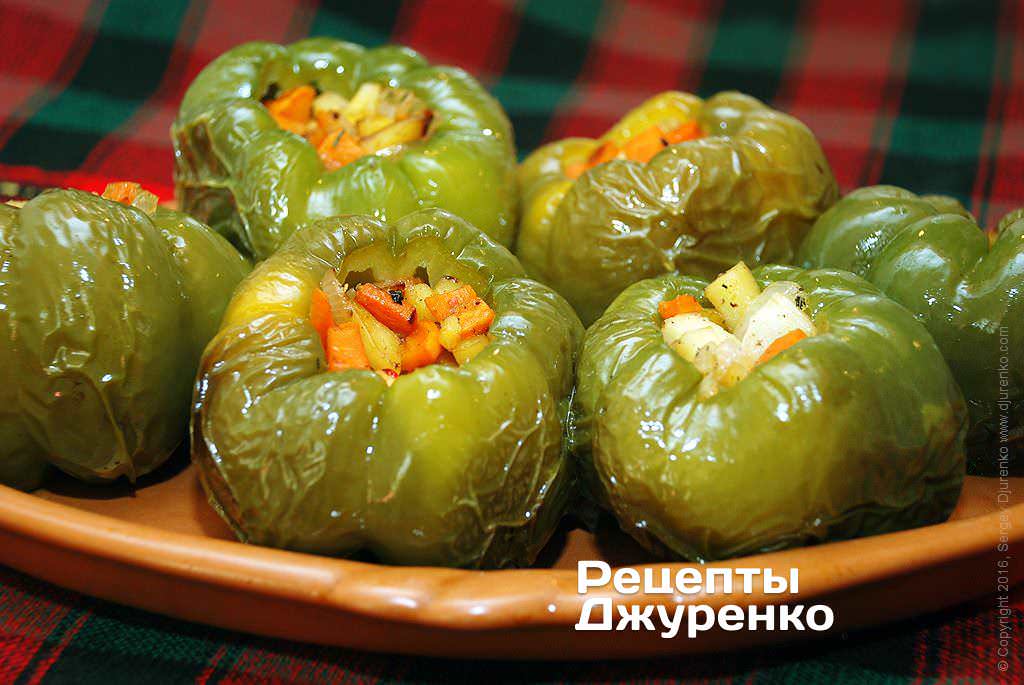 Начинить испеченные перцы обжаренными овощами.