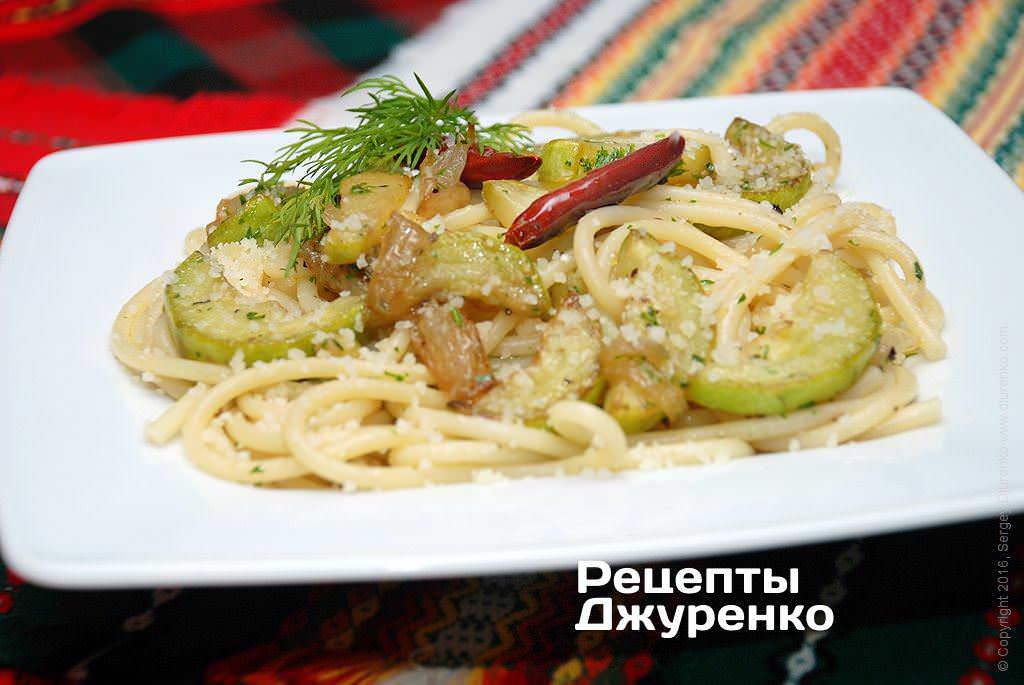 Паста с обжаренными кабачками и сыром