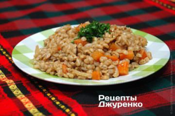 Перловка с овощами — полноценное вегетарианское блюдо.