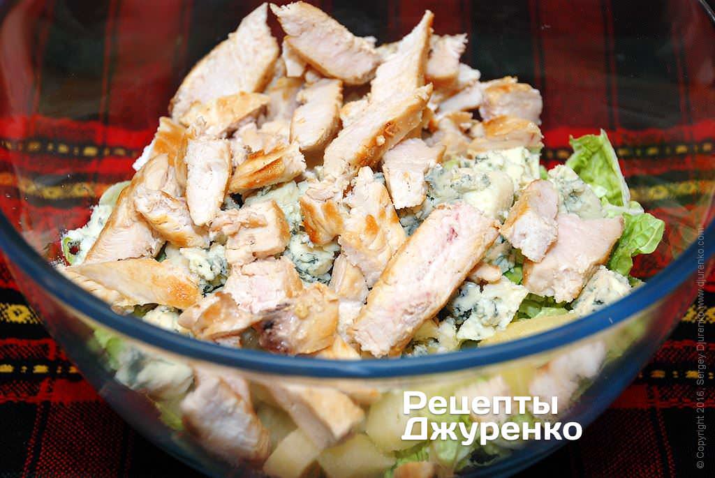 Добавить нарезанную курицу.