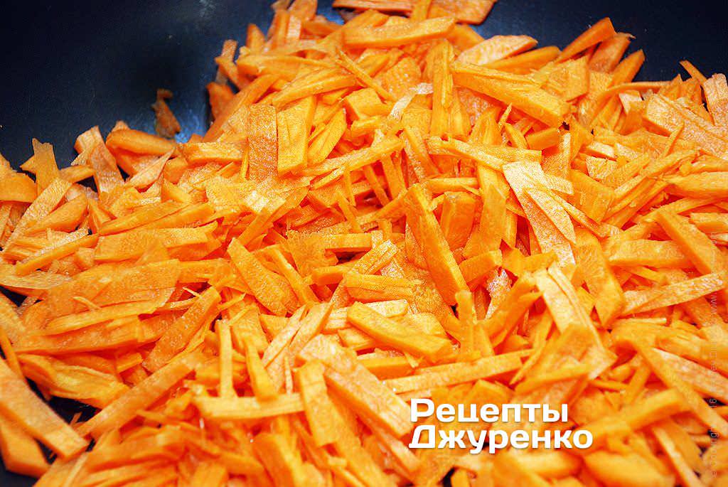 У розігріту олію викласти натерту моркву і обсмажувати її.