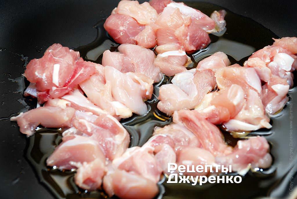 Срезать куриное мясо.