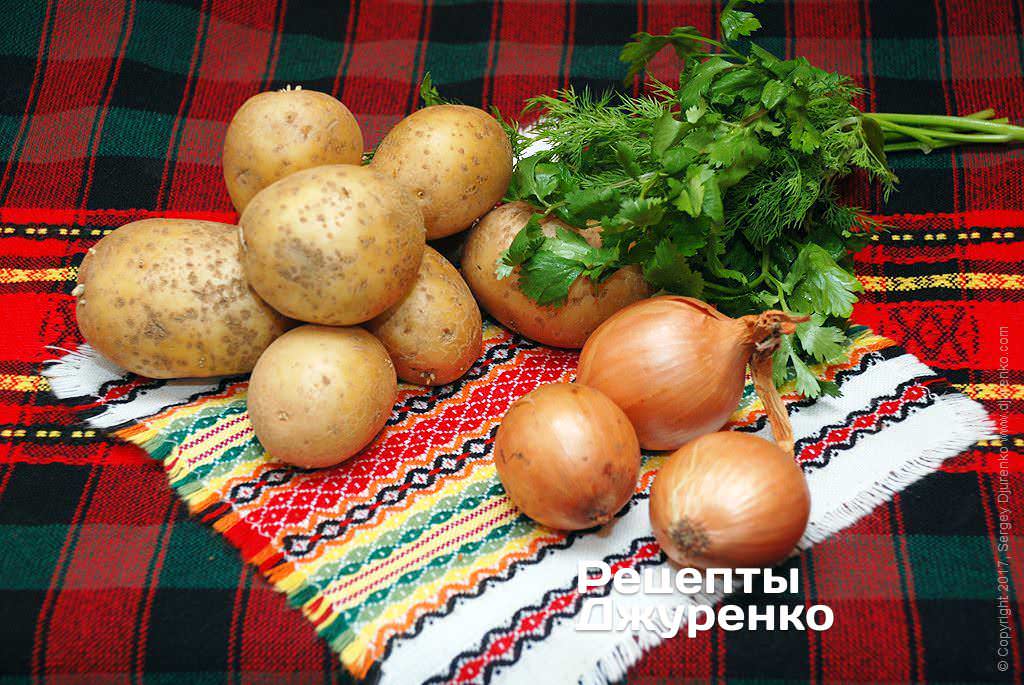 Картофель, лук и зелень для запеканки.