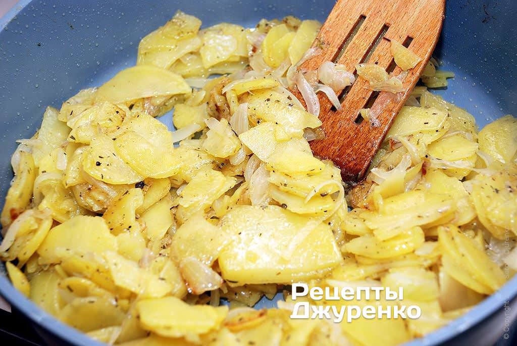 Смажити картоплю з цибулею майже до готовності картоплі.