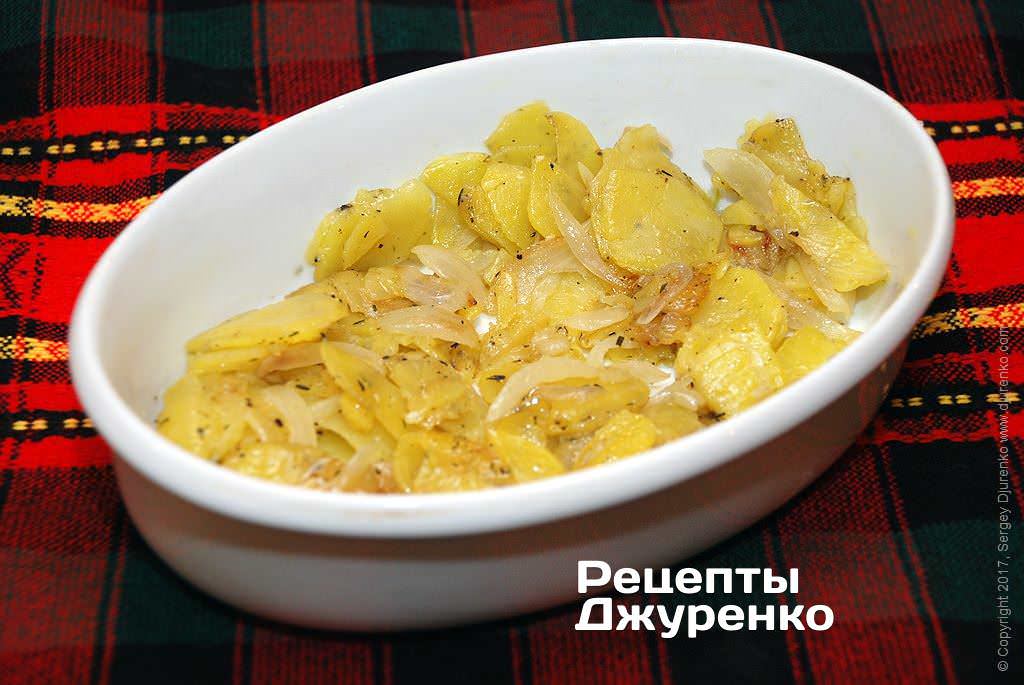 Слой картофеля с луком.