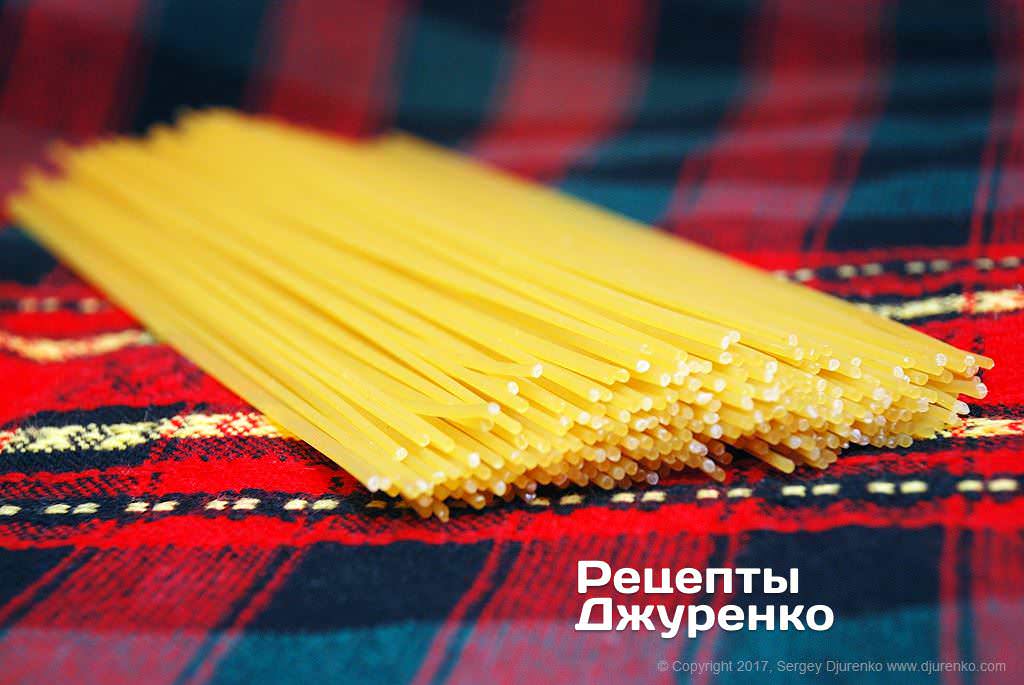 Отварить спагетти.