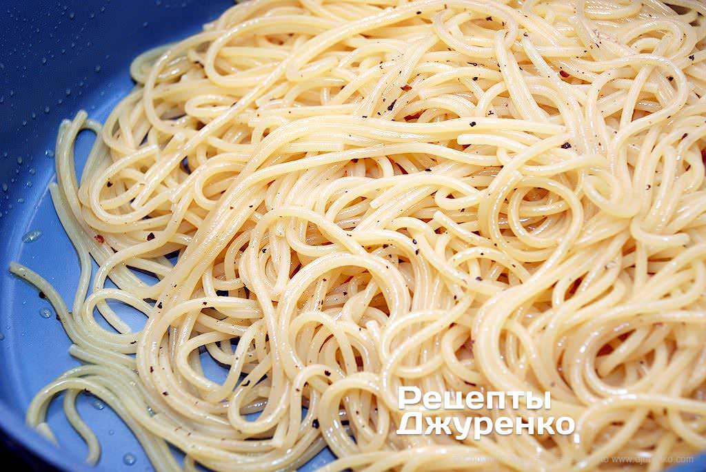 Спагетти обжарить.
