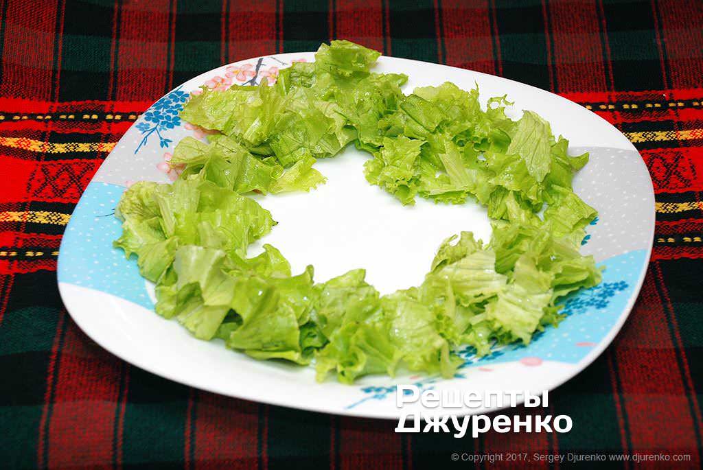 Нарвать листья салата.